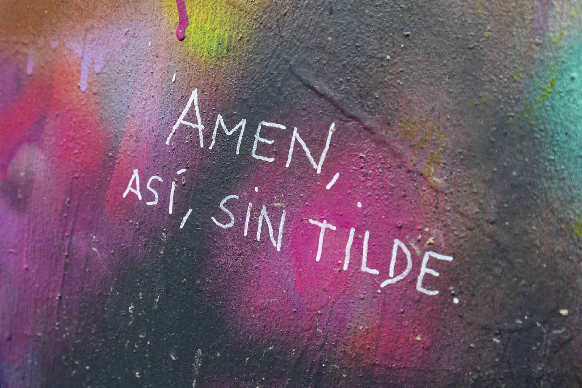 Estos son los grafitis del muro rojo de Vitoria