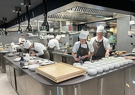 Las empresas apuestan por contratar profesionales extranjeros, pero los «complejos trámites burocráticos» se han convertido en un obstáculo para captar esos perfiles