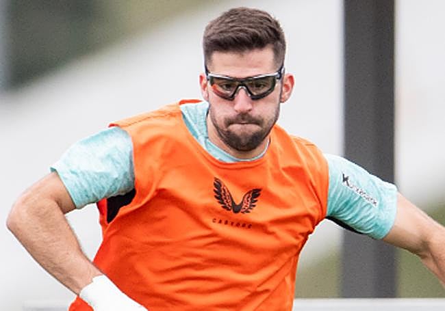 Areso se ha vuelto a ejercitar con unas gafas especiales debido a unas molestias en un ojo.