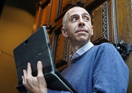 Javier del Ser, con uno de los siete ordenadores con los que trabaja en su día a día.