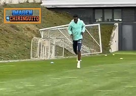 Iñaki Williams se ha ejercitado en solitario a las órdenes del readaptador físico, Xabier Clemente.