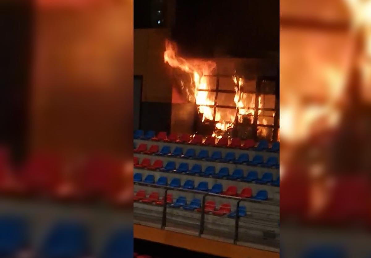 Un incendio obliga a desalojar y cerrar el polideportivo de Lasesarre