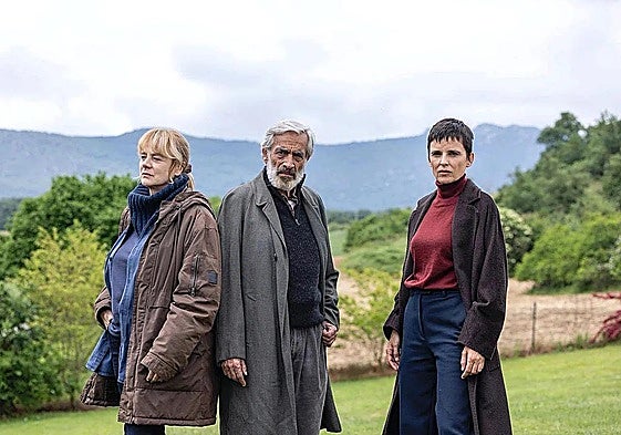 Emma Suárez, Imanol Arias y Elena Anaya, en una pausa del rodaje de 'Innato' en Urturi.