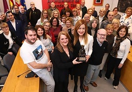 Los componentes del Orfeón posan con la alcaldesa, Aitana Hernando, y otros miembros del equipo de Gobierno.