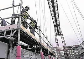 Los operarios trabajaron desde el pasado lunes 3, cuando arrancaron las obras, sujetados por arneses y con minuciosidad.