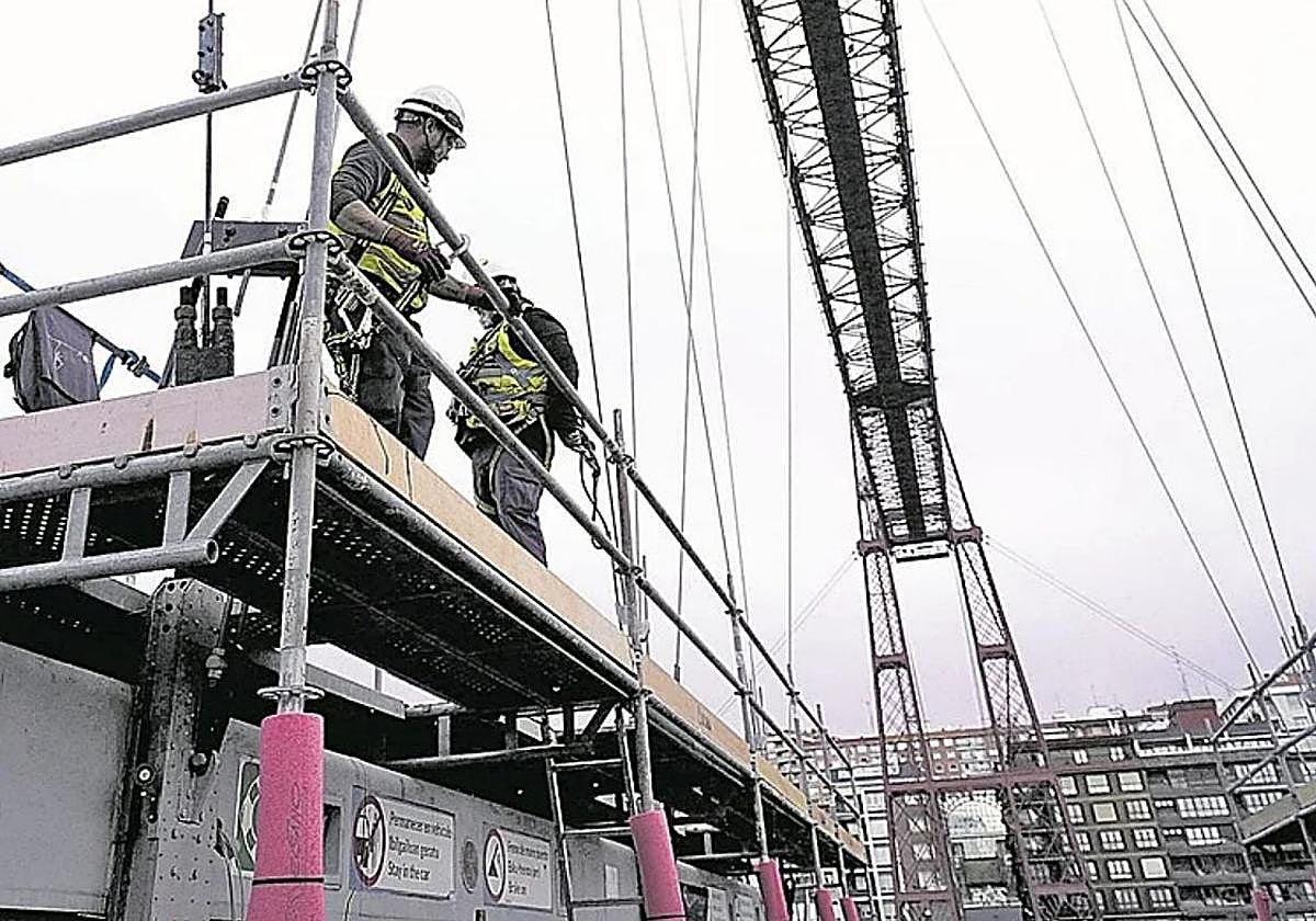 Los operarios trabajaron desde el pasado lunes 3, cuando arrancaron las obras, sujetados por arneses y con minuciosidad.