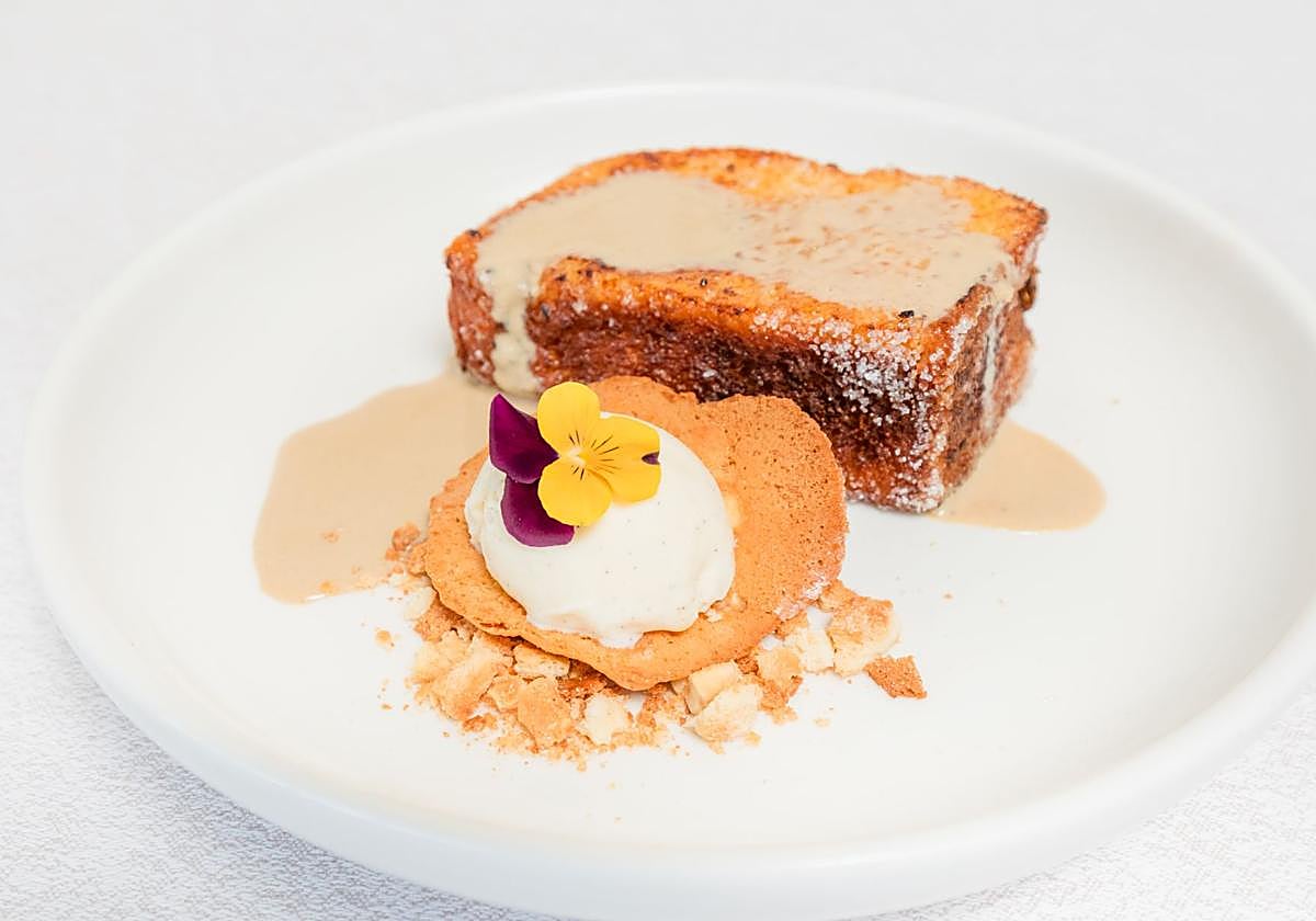 Torrijas con intxaursalsa y crujiente de teja