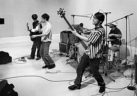 'Mani' Mounfield, en primer plano con el bajo, durante una actuación de Stone Roses a finales de los 80.