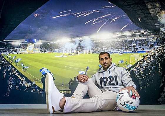 Jonny posa en Ibaia con una fotografía de Mendizorroza de fondo.