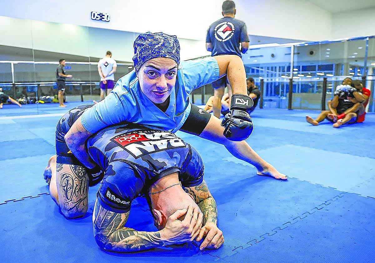 Aviguey Parra, 'a besta do norte', en un entrenamiento con el equipo Gaman, después de terminar el trabajo en el hospital de Tolosa.