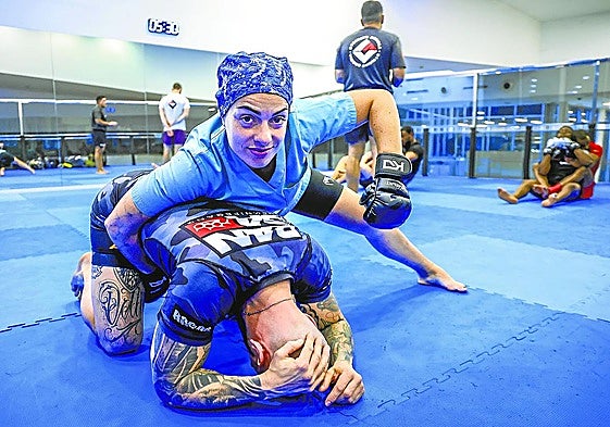 Aviguey Parra, 'a besta do norte', en un entrenamiento con el equipo Gaman, después de terminar el trabajo en el hospital de Tolosa.