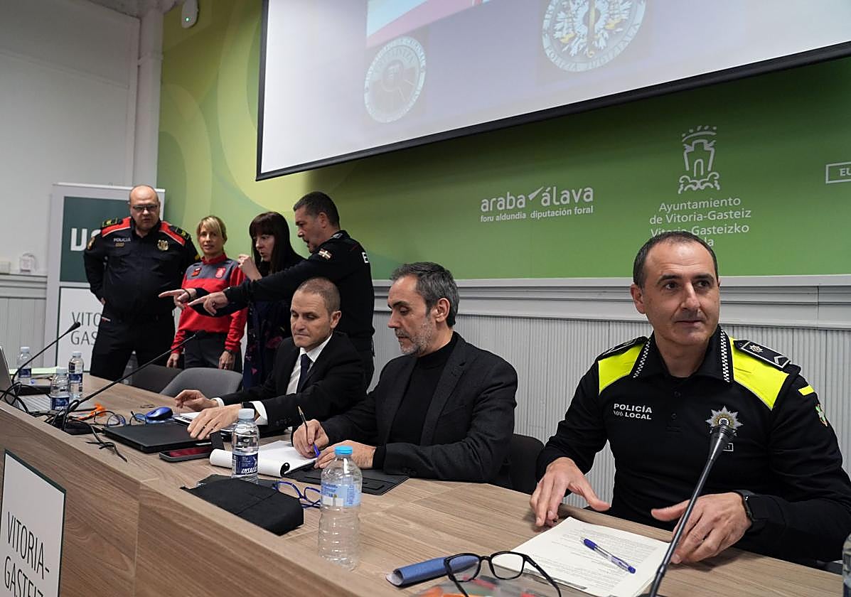 El responsable de la Unidad de Menores de la Policía Local junto al fiscal Manu Pedreira y el juez Roberto Ramos, ayer en el aula magna de la UNED.