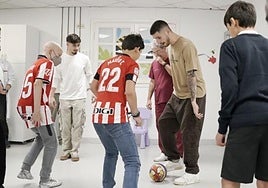 El Athletic visita el área de Pediatría de Cruces para arrancar una sonrisa a los niños hospitalizados