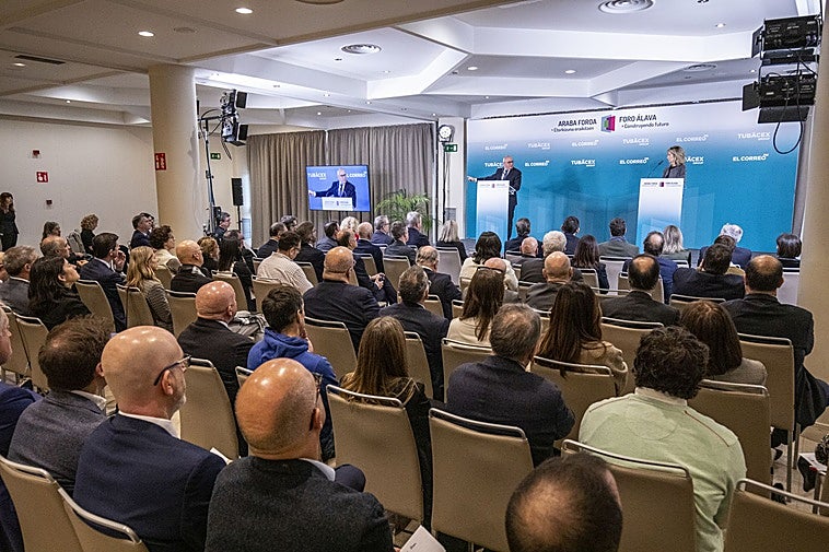 Ramiro González se dirige a responsables políticos, empresariales e institucionales, en el Foro Álava-Construyendo Futuro en el Hotel Ciudad de Vitoria.
