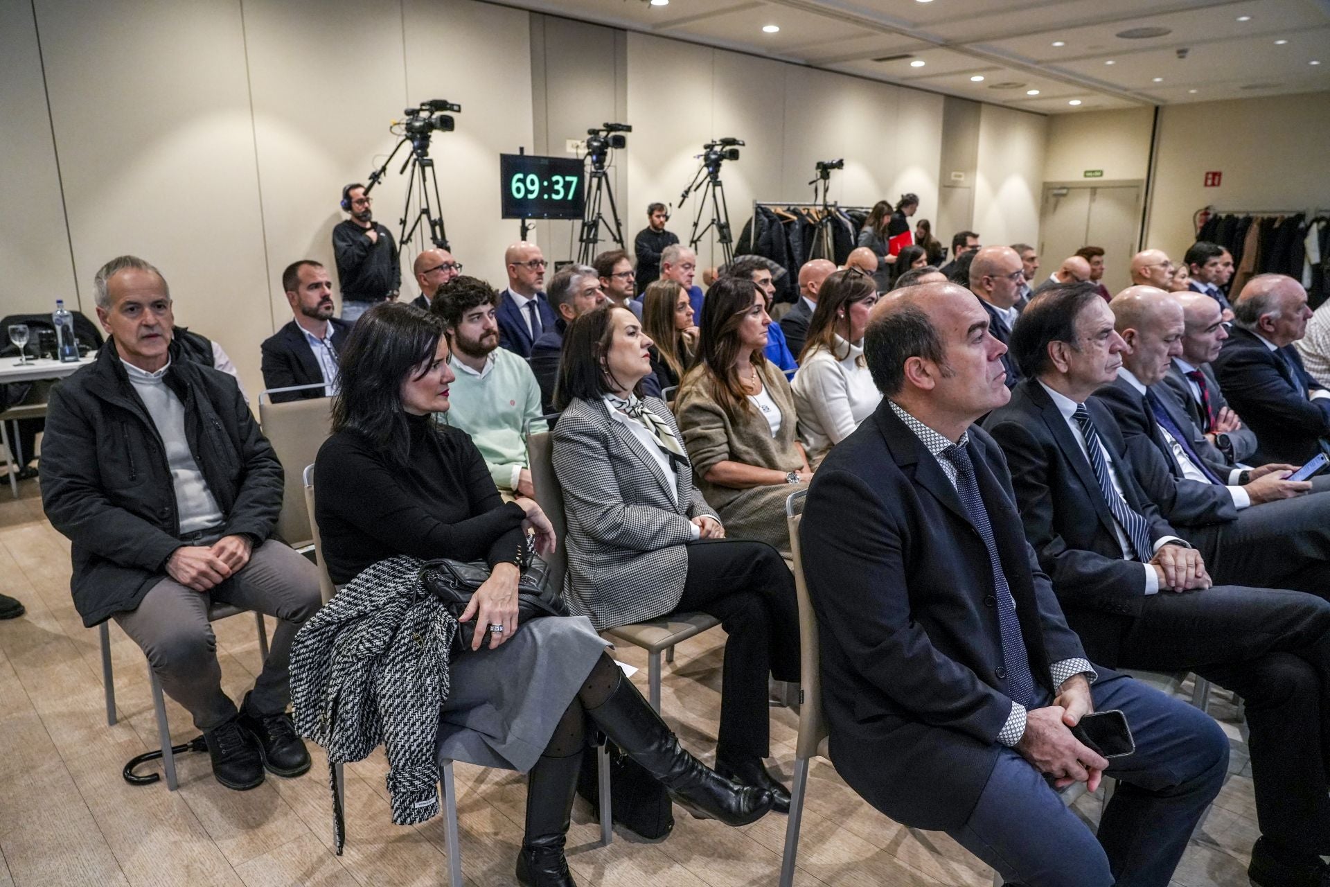 Una nutrida representación institucional y empresarial acudió a la cita.