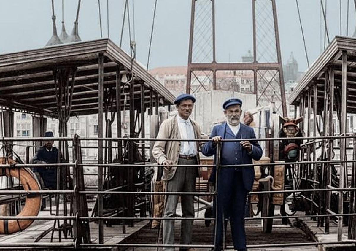 Imagen secundaria 1 - Mercado de cerdos en la actual plaza de la Ranchería. Debajo, arriero en la barcaza del Puente Colgante y carboneros recorriendo las calles del centro.