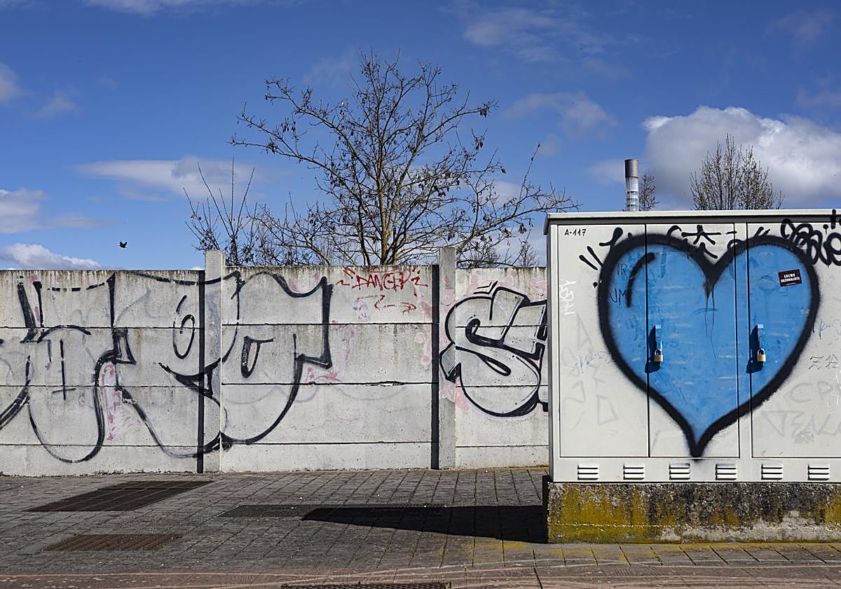 Imagen principal - Imágenes de la exposición en Montehermoso y en blanco y negro una foto del concurso Gazte Klik Klak ('Sabores de la infancia', de Louisette Cristine Plazaola). 