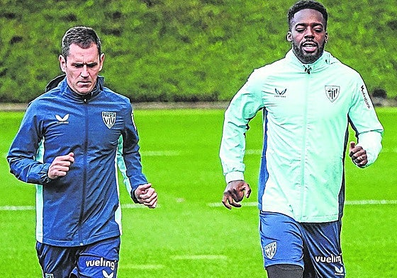 Iñaki Williams corre junto a Xabier Clemente en un entrenamiento de esta semana.