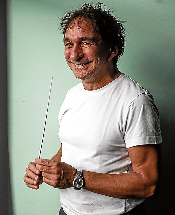 Marco Armiliato, poco antes de ponerse al frente de la BOS en uno de los ensayos.