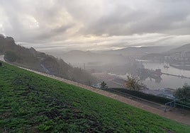 La gran humareda provocada por el incendio en la fábrica se extendió por parte del municipio y la Ría.