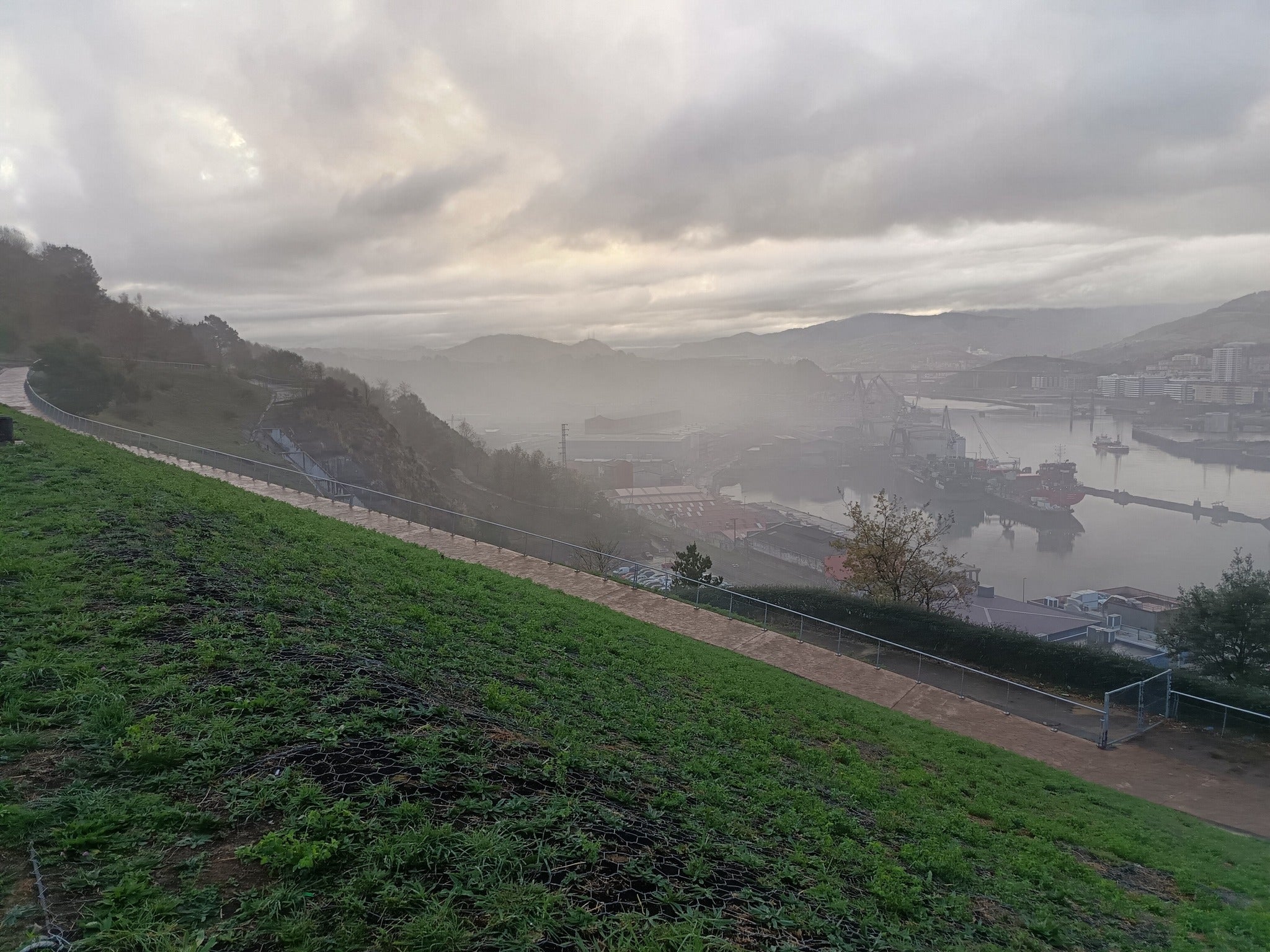 La gran humareda provocada por el incendio en la fábrica se extendió por parte del municipio y la Ría.