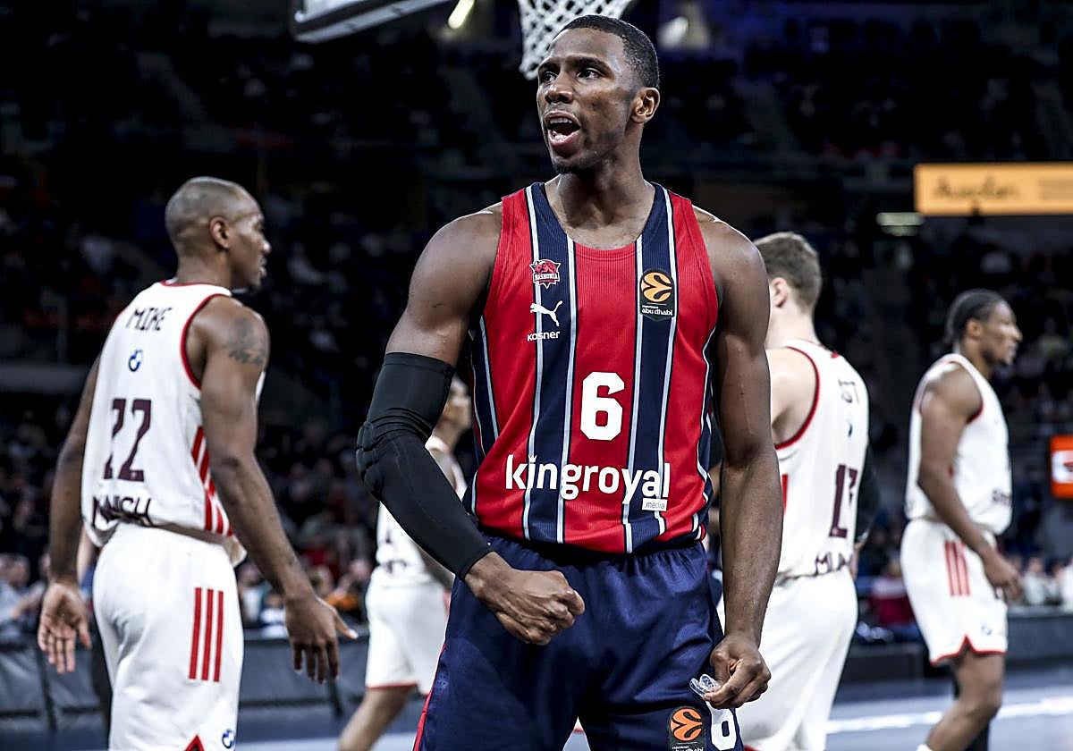 Diallo celebra una canasta hacia la grada.