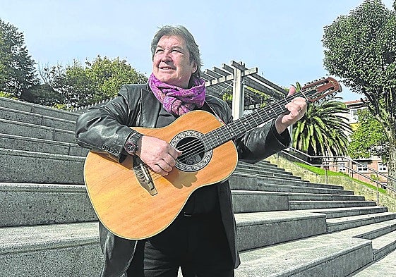El cantautor Iñaki Basabe posa en San Miguel, su barrio.