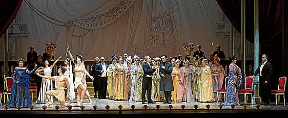 Escena del tercer acto, que incluye un número de ballet, con los protagonistas y el Coro de Ópera de Bilbao.