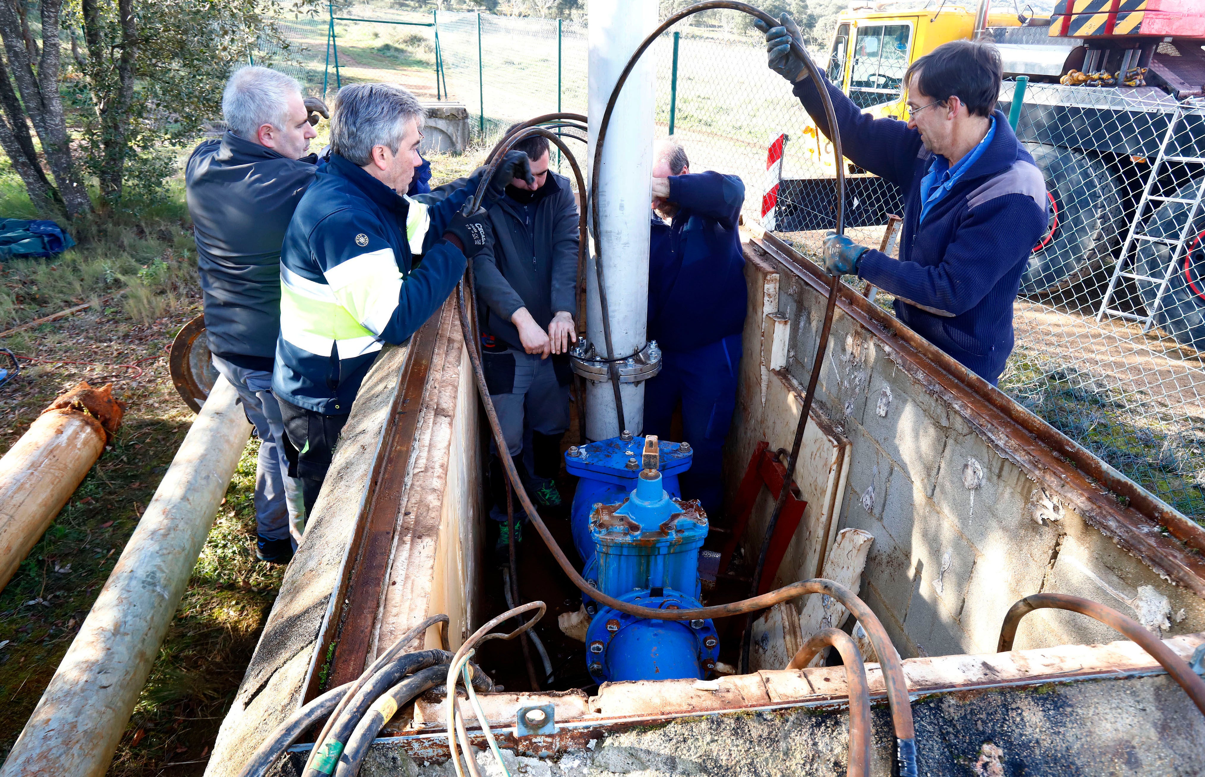 Trabajadores municipales reemplazan la bomba de extracción de La Calera.