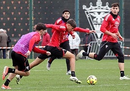 Los jugadores del Mirandés afrontarán hoy el penúltimo entrenamiento antes de viajar a Málaga.