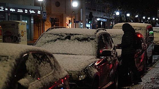 La nieve cae en Vitoria y complica el tráfico en Álava: tres puertos cerrados, cuatro con cadenas y cinco en alerta