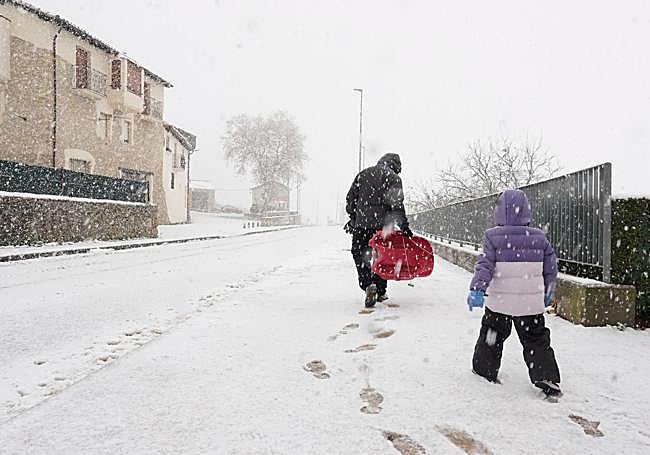 Vecinos de Bernedo, con el trineo.