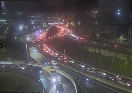 Finalizan las retenciones en la A-8 tras un accidente en Barakaldo sentido Bilbao
