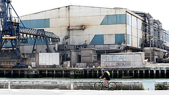 Un trabajador de Arcelor Mittal sufre lesiones graves en un brazo por un accidente