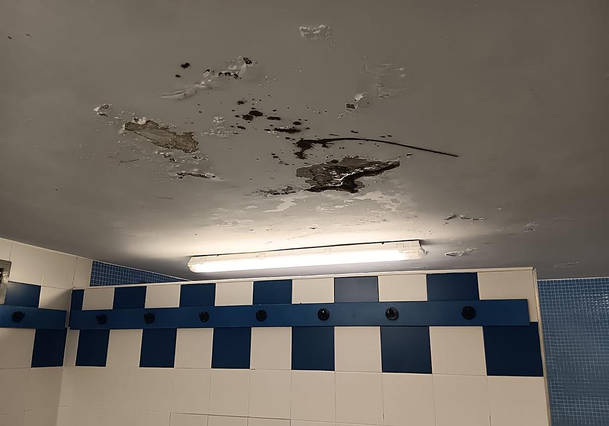 Imagen del estado del techo de un vesturio en el polideportivo Mikel Trueba.