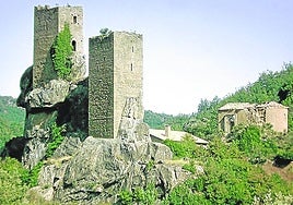 Las dos torres que han sobrevivido hablan del pasado esplendor del castillo de Sibirana.