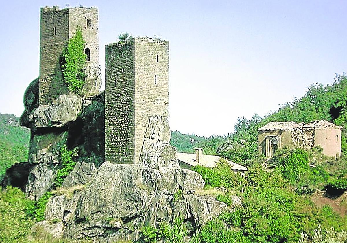 Las dos torres que han sobrevivido hablan del pasado esplendor del castillo de Sibirana.