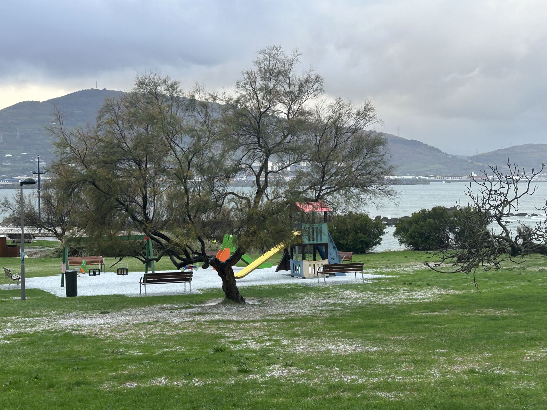 El velo blanco ha llegado hasta la orilla del mar este viernes.