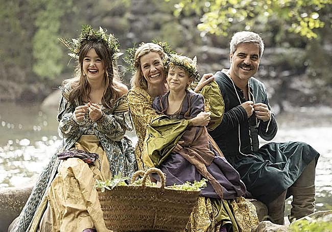 Ernesto Sevilla junto a Alexandra Jiménez y las niñas Luna Fulgencio y Amaia Miranda en 'Sin cobertura', de Mar Olid.