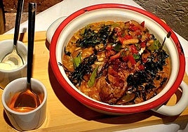 Jon Lecumberri, a la derecha en la foto, que abrió el Zaka en el 2010, posa junto a Claudia Romero, una de las responsables de la sala, y Jean Carlos Sosa, jefe de cocina.