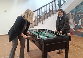El alcalde de Muskiz, Edu Briones, jugando al futbolín con la concejala de Cultura, Ainara Leiba.