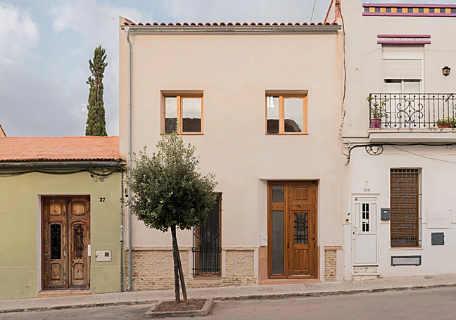 Fachada de la casa, que se ha integrado en la arquitectura de la zona.