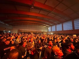 Los asistentes abarrotaron el Pabellón Multifuncional de Bayas.