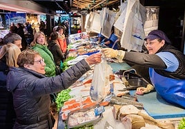 Los puestos del mercado de Abastos afrontarán estas semanas una campaña intensa.