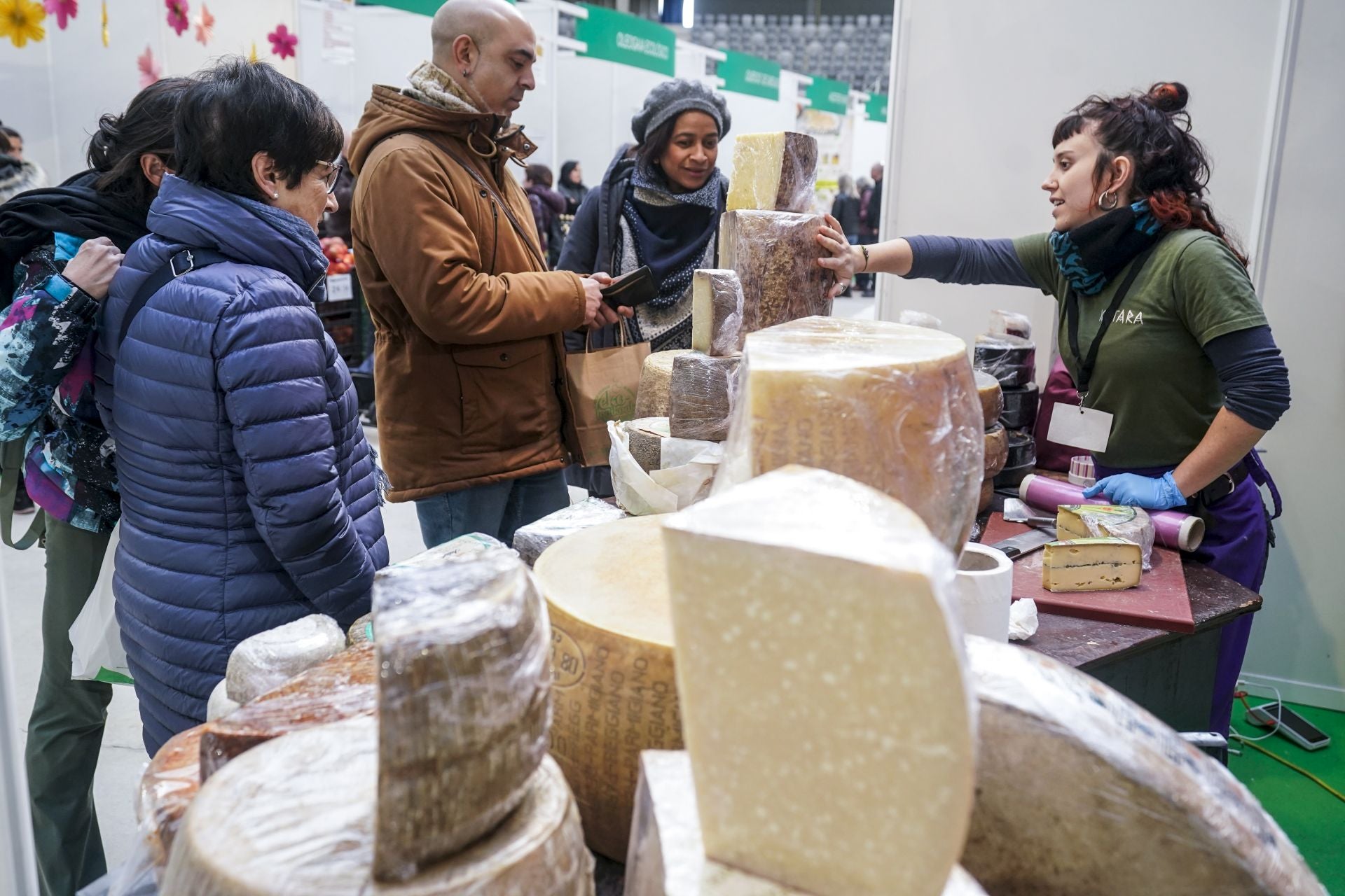 La décima edición de la feria Bioaraba llena el Iradier Arena de productos ecológicos