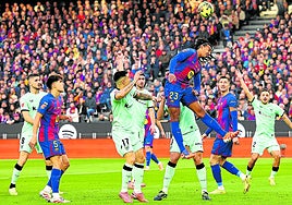 Koundé trata de rematar en presencia de Yuri y Gorosabel