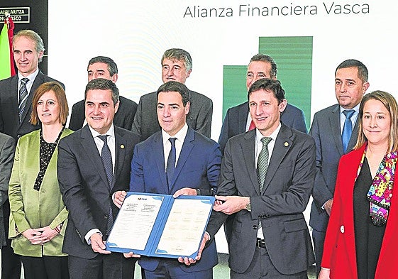 El lehendakari, junto a los consejeros de Industria y Hacienda, presenta la Alianza Financiera Vasca en marzo.