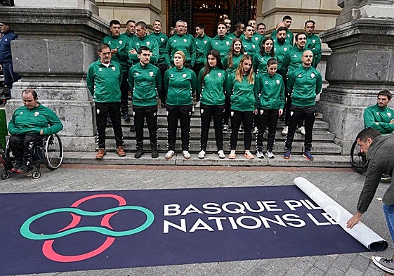 Integrantes de la selección vasca, en el recibimiento de la Diputación.