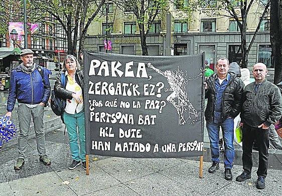 Imanol Zubero, Itziar Aspuru, Jon Ander Zarate y Jesús Herrero, en la Plaza Circular que vio nacer a Gesto por la Paz, con la primera pancarta de Gesto.