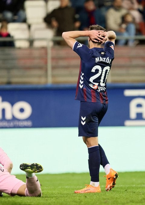 Javier Martón se lleva las manos a la cabeza desesperado ante una de las decenas de ocasiones que el Eibar desaprovechó ayer ante el Zaragoza.
